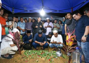 ANGGOTA kumpulan Senario dan ahli keluarga serta rakan Allahyarham Hamdan yang menghadiri pengebumian jenazah pelakon dan pelawak itu di Tanah Perkuburan Islam Tambun di Ipoh hari ini. - UTUSAN/MUHAMAD NAZREEN SYAH MUSTHAFA