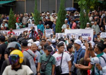 ORANG ramai menyertai  himpunan 'Selamatkan Tanah Air Kita Suara Rakyat Ke Istana Negara' di Pintu 2 Istana Negara, Kuala Lumpur, hari ini. - UTUSAN/FARIZ RUSADIO