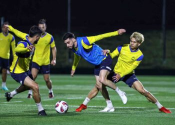 PEMAIN Harimau Malaya menjalani latihan harian di Doha, Qatar sebagai persiapan mengharungi kempen Piala Asia 2023. - IHSAN FAM