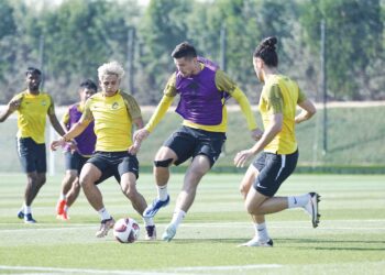 PEMAIN-pemain Harimau Malaya menjalani latihan terakhir, semalam menjelang menentang Korea Selatan dalam kempen Piala Asia 2023 di Qatar, hari ini. - IHSAN FAM