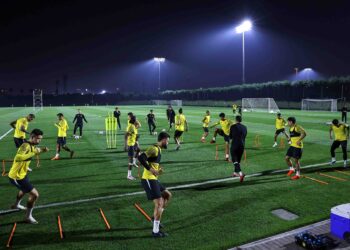 PEMAIN Harimau Malaya menjalani latihan di Doha, Qatar, semalam. - IHSAN FAM