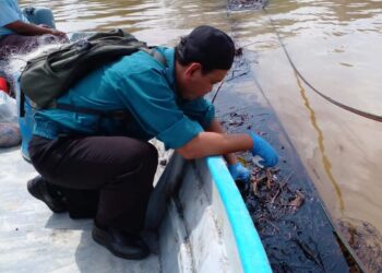 PEGAWAI penguat kuasa JAS Johor mengambil sampel air di Jeti Nam Heng, Sungai Tiram, Johor Bahru yang tercemar akibat tumpahan minyak.