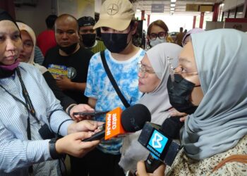 NORHAMALINI Ahmed (dua kanan) dan Nur Natasya Umairah (kanan) ditemui di pekarangan HSA, Johor Bahru.