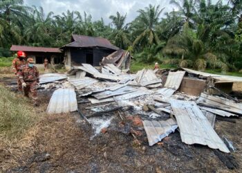 ANGGOTA bomba membuat pemeriksaan ke atas sebuah rumah yang musnah dalam kebakaran dan mengakibatkan penghuninya, Noorsiah Saharan ditemukan rentung di bawah timbunan atap zink.