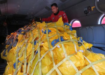 BEKALAN makanan yang akan dihantar ke kawasan perkampungan Orang Asli menggunakan helikopter di Gua Musang, Kelantan-UTUSAN/AIMUNI TUAN LAH