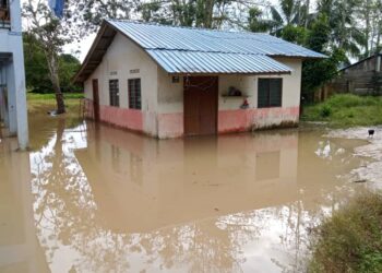 SEBUAH rumah di Kampung Seberang Batu Badak, Segamat masih digenangi banjir termenung.