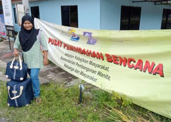 HABIBAH Yahya bersama bagasi miliknya serta keluarga bersiap sedia untuk pulang selepas enam hari berada di PPS Balai Raya Kampung Batu Badak, Segamat.