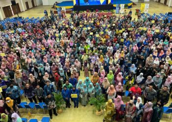 PENJAWAT awam di Perlis merakamkan gambar bersama Menteri Besar, Mohd. Shukri Ramli selepas Majlis Amanat Tahun Baharu 2024 Menteri Besar Perlis di Dewan 2020, Kangar, Perlis hari ini-UTUSAN/ASYRAF MUHAMMAD