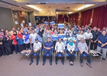 WAN Mohd. Hasnan Abdullah (duduk, dua kiri) bergambar bersama peserta Program Yayasan PETRONAS empower ECER Latihan Kemahiran dan Keusahawanan di Jerantut, Pahang, baru-baru ini.