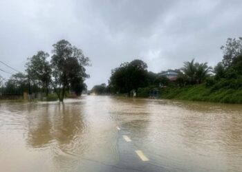 KEADAAN Jalan Batu 25 ditutup untuk kenderaan ringan dengan hanya satu laluan dibuka untuk kenderaan berat selepas dinaiki air ekoran hujan lebat sejak malam tadi.