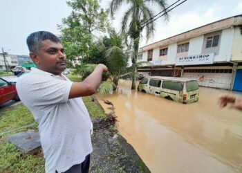 P. PANISELVAM menunjukkan bengkelnya di Taman Mawai, Kota Tinggi di sini yang digenangi air ekoran hujan berterusan sejak malam tadi.