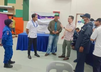 AHLI Parlimen Tebrau, Jimmy Puah Wee Tse (empat dari kiri) melawat mangsa banjir yang ditempatkan di PPS Dewan Kampung Sungai Tiram, Johor Bahru.