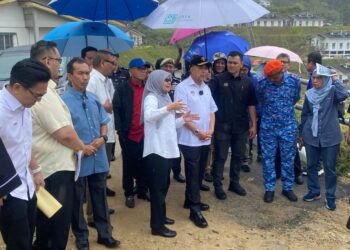 AHMAD ZAHID Hamidi (empat dari kanan) meninjau kawasan rumah Orang Asli Sungai Ruil di Cameron Highlands yang terjejas susulan kejadian tanah runtuh yang berlaku pada 12 Oktober tahun lalu. - UTUSAN/NORHAFIZAN ZULKIFLI