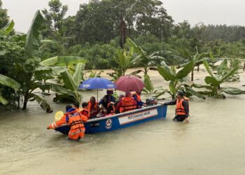 PASUKAN Angkatan Pertahanan  Awam Malaysia (APM) membantu memindahkan penduduk Kampung Tersusun Seri Delima dan Kampung Seri Jaya, Kota Tinggi yang terjejas akibat banjir.