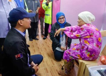 MENTERI Besar, Datuk Onn Hafiz Ghazi berbual dengan seorang mangsa banjir semasa meninjau PPS di Sekolah Kebangsaan Gembut, Tanjung Sedili, Kota Tinggi.