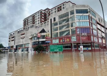 LALUAN di sekitar bandar Kota Tinggi yang lumpuh kerana dinaiki air dan hanya boleh diakses menggunakan bot.