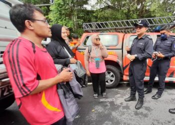 HUSSIN Zamora (dua dari kanan) berbual dengan mangsa banjir sempena operasi menyelamat di sekitar bandar Kota Tinggi.