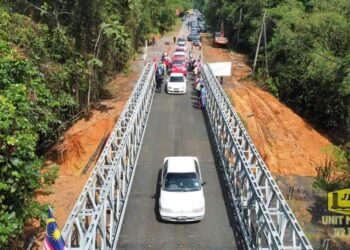 JAMBATAN Bailey yang siap dibina semalam menjadi penghubung sementara kepada penduduk dan pengguna laluan Jeli-Dabong di Kampung Kubur Datu, Jeli, Kelantan.