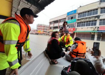 PASUKAN penyelamat menggunakan wisel untuk memanggil mangsa yang masih berada di tingkat dua rumah kedai di sekitar bandar Kota Tinggi.