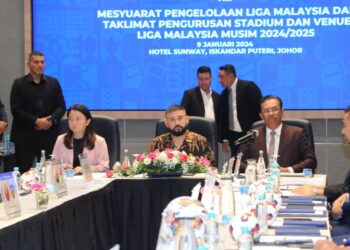 TUNKU ISMAIL Sultan Ibrahim  berkenan menghadiri Mesyuarat Pengelolaan Liga Malaysia dan Taklimat Pengurusan Stadium dan Venue Liga Malaysia Musim 2024/2025 di Hotel Emerald, Sunway Big Box, Iskandar Puteri yang turut dihadiri Hannah Yeoh (kiri) dan Ab. Ghani Hassan (kanan).