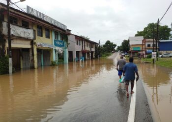 JALAN Kangkar Tebrau, Johor Bahru turut dinaiki air sehingga menyebabkan laluan itu ditutup sementara buat kenderaan ringan sebelum dibuka semula beberapa jam kemudian.