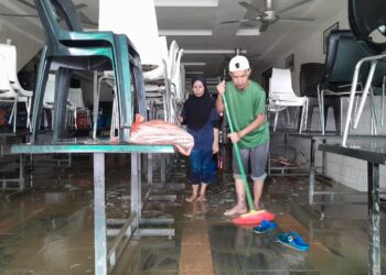 HASIM Jalil membersihkan Restoran Nasi Ayam Baser di pusat bandar Kota Tinggi.