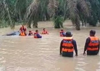 EMPAT kakitangan Jakoa Johor diselamatkan apabila kenderaan dinaiki dihanyutkan arus deras ketika dalam perjalanan keluar dari Kampung Orang Asli Sedohok, Kahang.