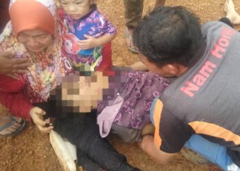 SALAH seorang remaja yang lemas ketika mandi di parit di Kampung Perpat, Tanjung Sedili,  Kota Tinggi.