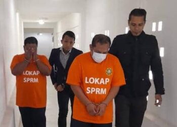 KEDUA-dua suspek dibawa untuk mendapatkan perintah reman di Mahkamah Majistret Kota Bharu, Kelantan hari ini-IHSAN SPRM.