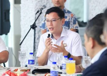 LEE Ting Han dalam satu pertemuan dengan para pelabur Singapura bagi mendapatkan reaksi balas tentang Zon Ekonomi Khas Johor-Singapura (JS-SEZ).