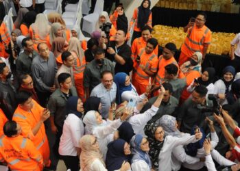 ANWAR Ibrahim berswafoto dengan para pekerja PTP sempena Majlis Ramah Mesra Bersama Anggota PTP di Gelang Patah.