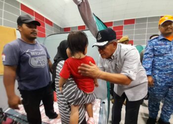 SAIFUDDIN Nasution melawat mangsa banjir di PPS Dewan Serbaguna Kota Kecil, Kota Tinggi.