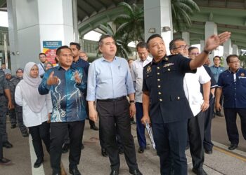 ANTHONY LOKE Siew Fook (tengah) mendengar penerangan tentang operasi laluan kontra ketika mengadakan lawatan ke CIQ KSAB, Iskandar Puteri.