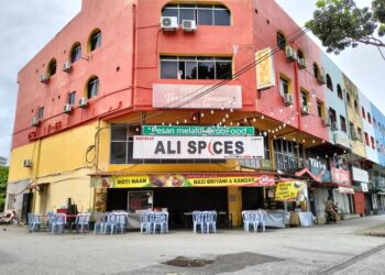 SEBUAH restoran milik orang Islam ditutup dari pukul 12.30 tengah hari hingga  2.30 petang, di Kuala Terengganu, hari ini. - UTUSAN/KAMALIZA KAMARUDDIN