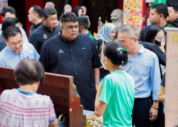 AB. RAUF Yusoh bertemu para peniaga Jonker Walk semasa meninjau kawasan Zon Bebas Kenderaan di Banda Hilir, Melaka.