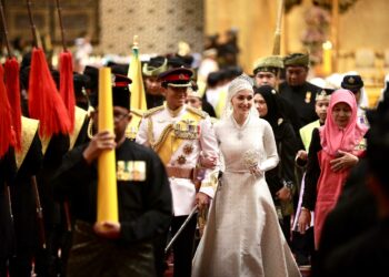 PASANGAN pengantin diraja bertolak dari balai istiadat diraja menuju ke bilik sementara menunggu istiadat perarakan dijalankan sekitar ibu negara.-borneobulletin.com