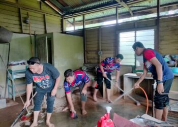 PEMUDA UMNO membersihkan rumah Bainah Ahmad di Kampung Paya, Kluang.