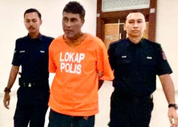 AZMAN Abdullah didakwa di Mahkamah Sesyen Muar atas pertuduhan mencabul anak teman wanitanya pada 8 Januari lalu.