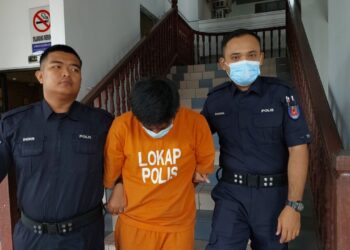 TERTUDUH mengaku tidak bersalah di Mahkamah Majistret, Ayer Keroh, Melaka atas pertuduhan merempuh kereta dan mencederakan anggota polis bagi mengelak dirinya ditahan. - UTUSAN/SYAFEEQ AHMAD