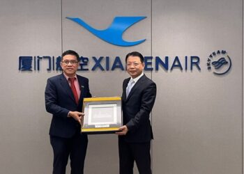 WONG Hon Wai (kiri) bertemu dengan Naib Presiden Eksekutif Xiamen Airlines, Huang Guohui, di ibu pejabat Xiamen Airlines di China baru-baru ini bagi berbincang perkembangan berkaitan laluan penerbangan terus dari Xiamen ke Pulau Pinang.