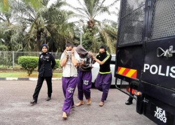 TIGA ahli Geng Pecah Rumah Che Wan dibawa ke Mahkamah Majistret Kota Tinggi atas pertuduhan melakukan pencerobohan, kurungan salah dan menghalang penjawat awam.