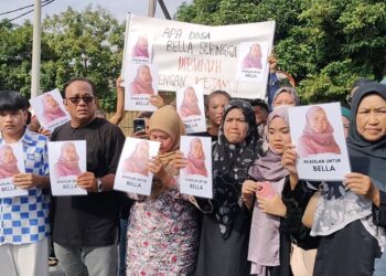 NOR AZHAR Jamil (dua dari kiri) bersama ahli keluarga Mila Sharmilah Samsusah mengadakan perhimpunan aman di hadapan Mahkamah Majistret Batu Pahat bagi menuntut keadilan terhadap mangsa.