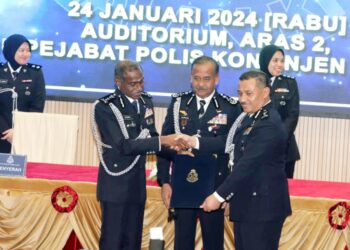 RAZARUDIN Husain (tengah) memperkenalkan M. Kumar (kiri) sebagai Ketua Polis Johor yang baharu dan Deputi Komisioner Afandi Senin sebagai timbalannya di IPK Johor, Johor Bahru.