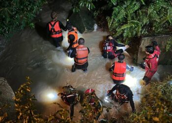 ANGGOTA bomba mencari seorang kanak-kanak lelaki yang terjatuh ke dalam parit di Lorong Cempaka, Kampung Sungai Tiram, Johor Bahru.