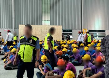 ANGGOTA Jabatan Imigresen menjalankan serbuan ke atas pekerja asing di beberapa lokasi di Senai, Kulai.