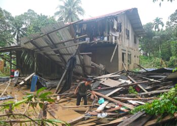 KEADAAN rumah Tengku Mohd. Zulkurnain Tengku Man yang runtuh akibat kepala air dalam kejadian banjir besar di Kampung Shukor, Hulu Dungun, hari ini. - UTUSAN/PUQTRA HAIRRY ROSLI