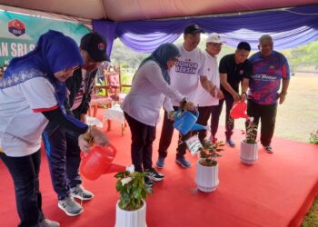 MOHD JAFNI  Md. Shukor (empat dari kanan) menghadiri Program Johor Bersih Peringkat Majlis Daerah Kota Tinggi (MDKT) 2024 di Taman Tasek, Taman Sri Saujana, Kota Tinggi.