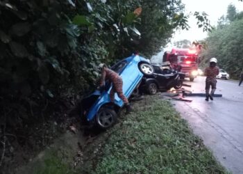 TIGA maut termasuk seorang guru dalam kemalangan membabitkan dua kenderaan di Jalan Besar Felda Air Tawar 1, Kota Tinggi.