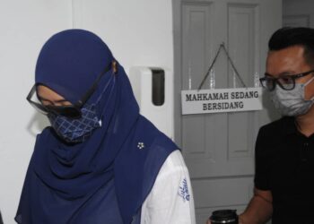 SORAYA Md. Tamyes didakwa atas dua pertuduhan menjual minyak diesel kepada kenderaan bernombor pendaftaran negara asing di Mahkamah Sesyen Johor Bahru.