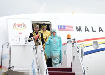 AL-SULTAN Abdullah Ri'ayatuddin Al-Mustafa Billah Shah dan Tunku Azizah Aminah Maimunah Iskandariah selamat tiba ke Pangkalan TUDM Kuantan di Kuantan, Pahang. - FOTO/SHAIKH AHMAD RAZIF